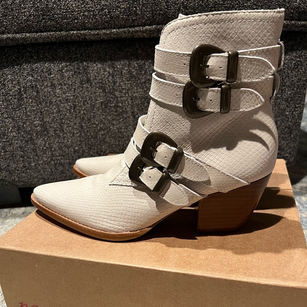 *SOLD* Matisse Harvey Leather Booties in Cream/White